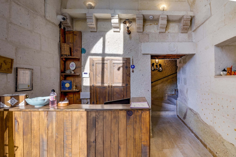 el puente cave hotel