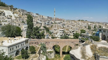 el puente cave hotel