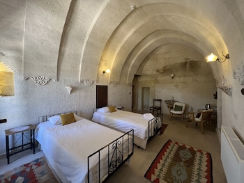 el puente cave hotel