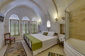 el puente cave hotel