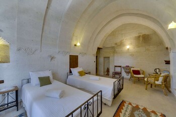 el puente cave hotel