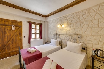 el puente cave hotel