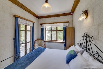 el puente cave hotel