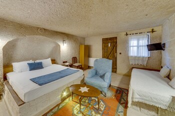 el puente cave hotel