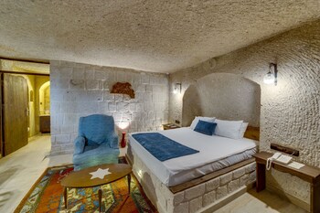 el puente cave hotel