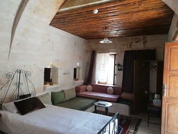 el puente cave hotel