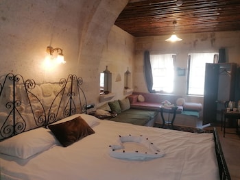 el puente cave hotel