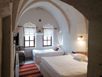 el puente cave hotel