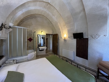 el puente cave hotel