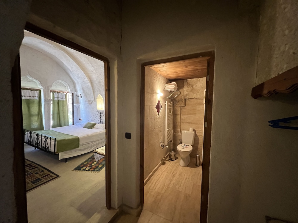 el puente cave hotel