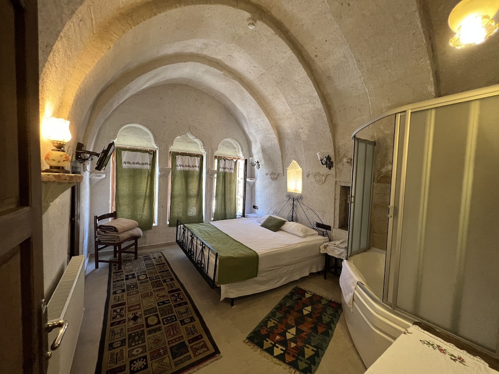 el puente cave hotel