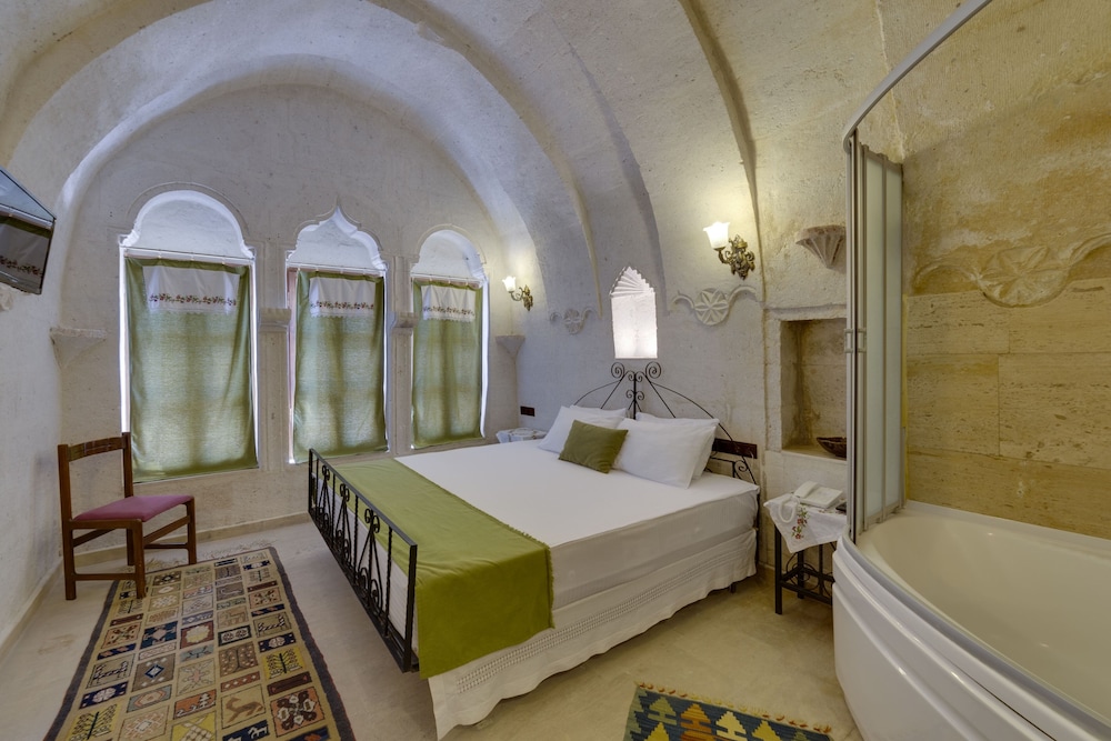 el puente cave hotel