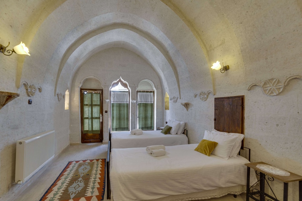 el puente cave hotel