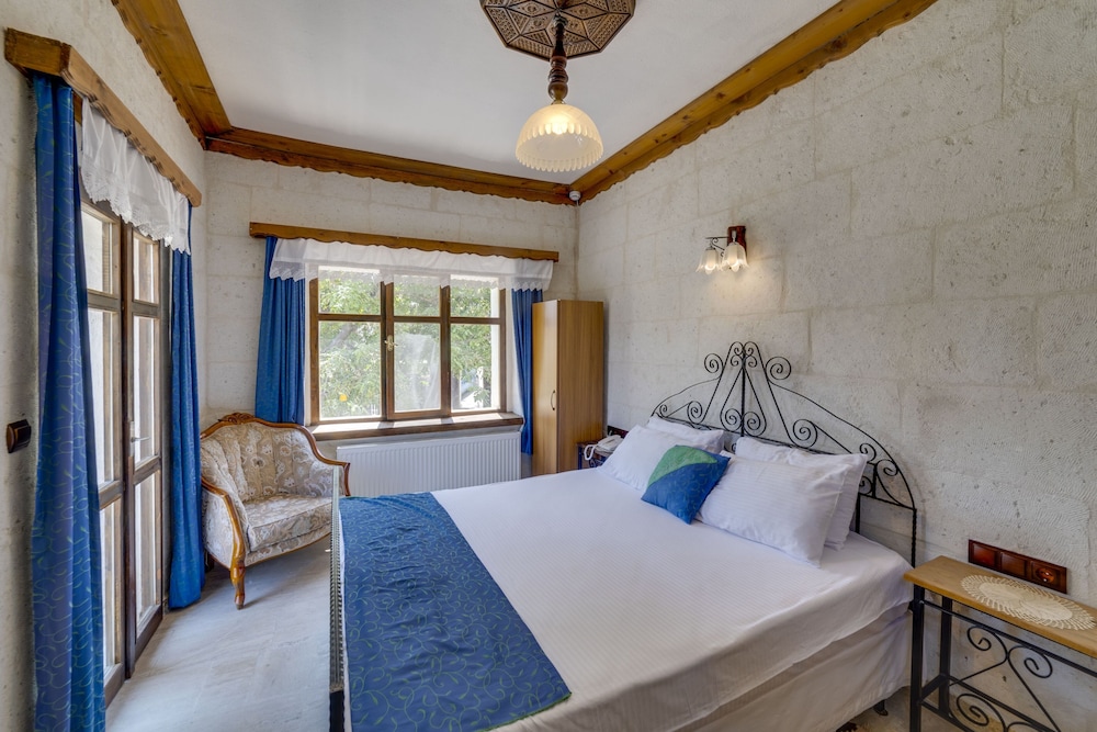 el puente cave hotel