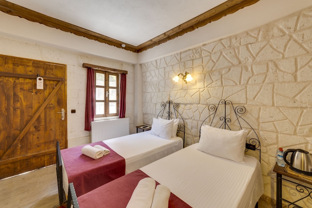 el puente cave hotel