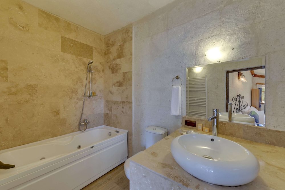 el puente cave hotel