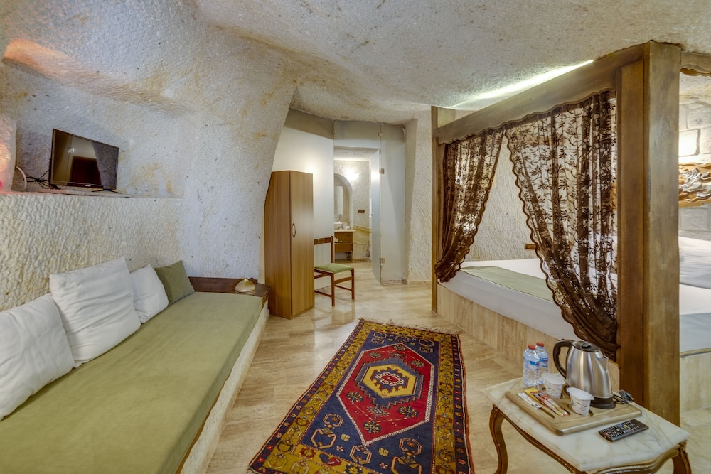 el puente cave hotel