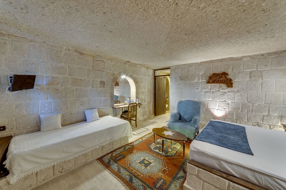 el puente cave hotel