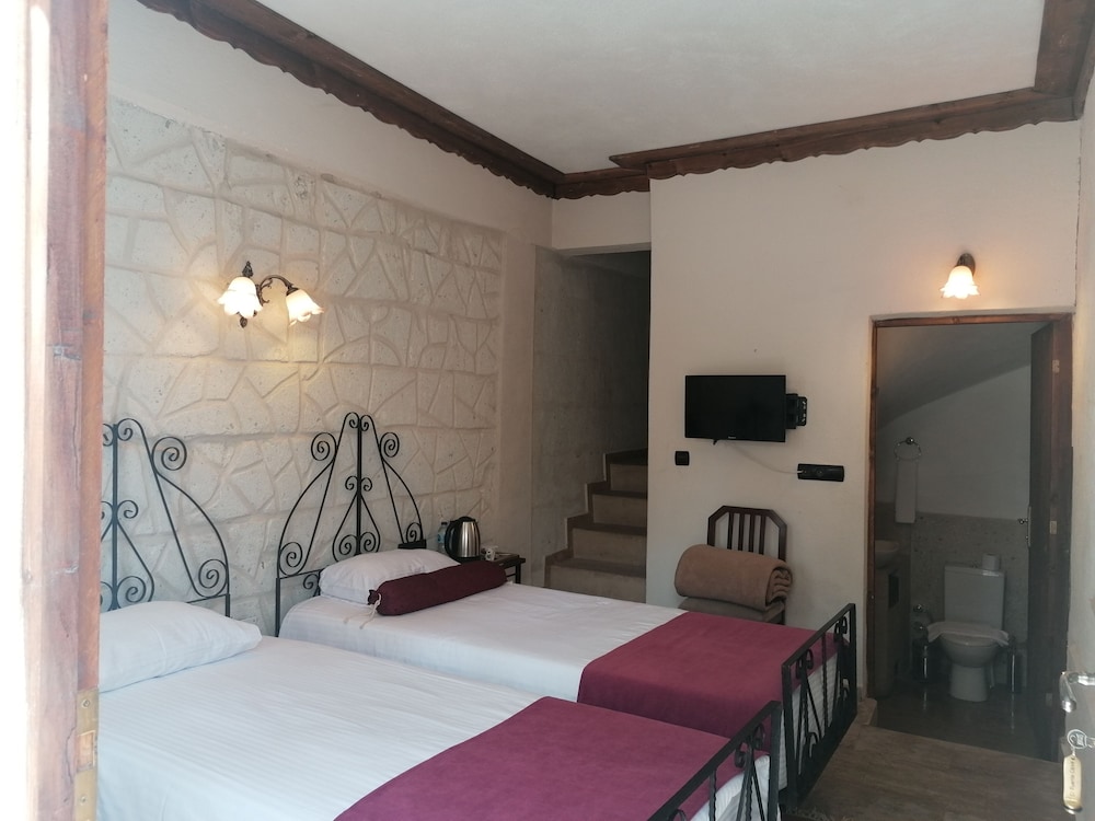 el puente cave hotel