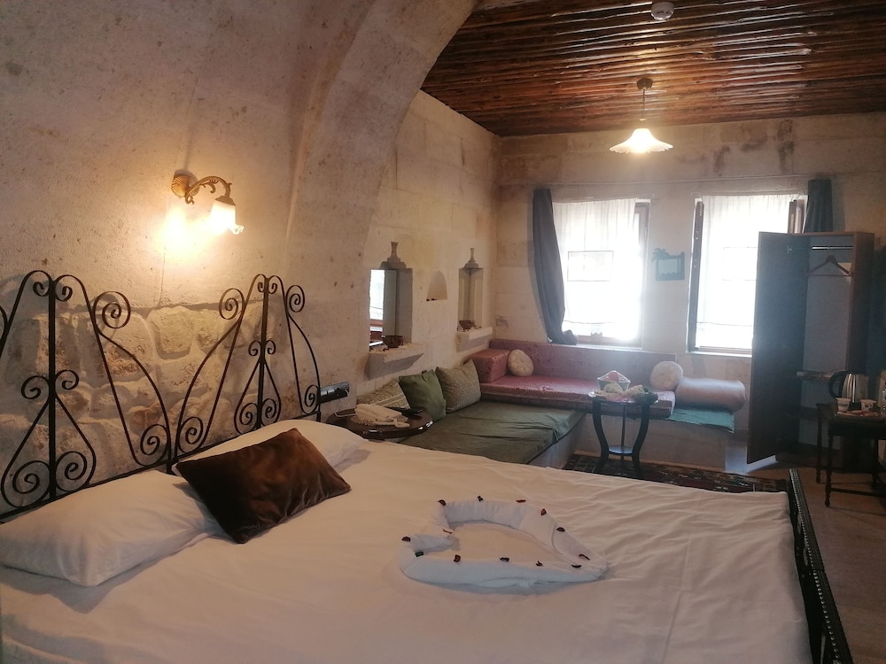 el puente cave hotel