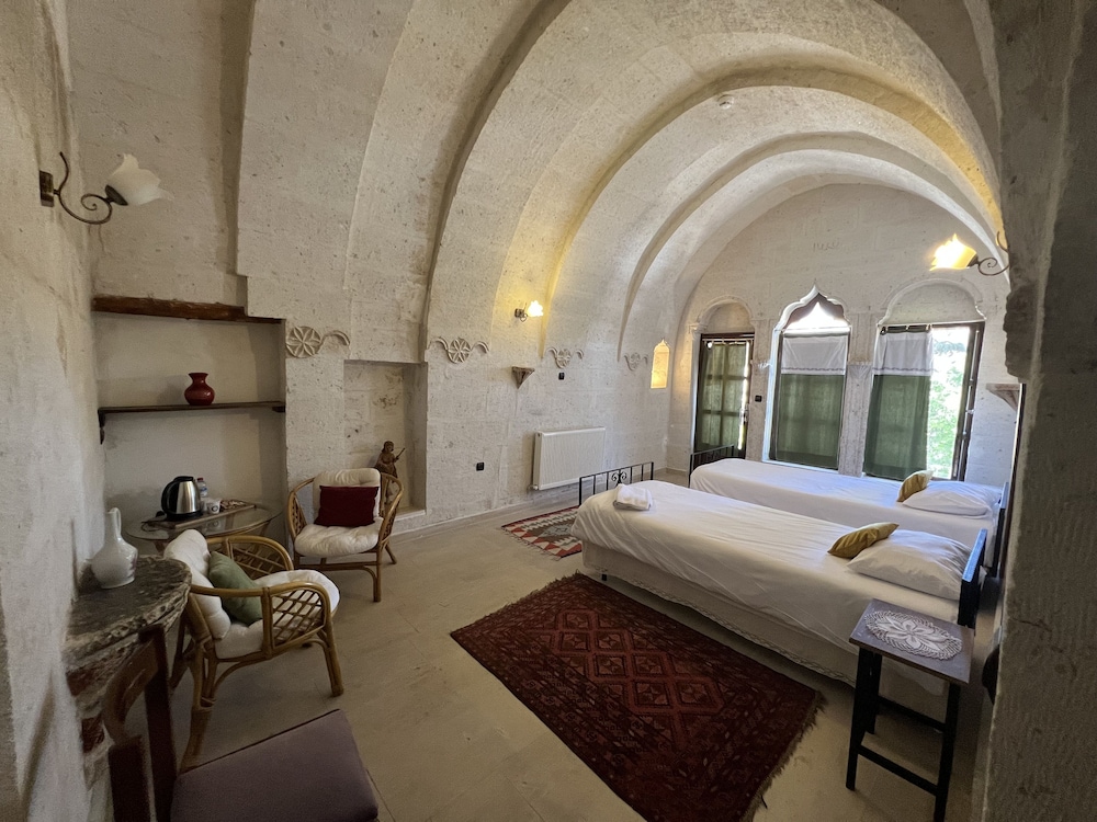 el puente cave hotel