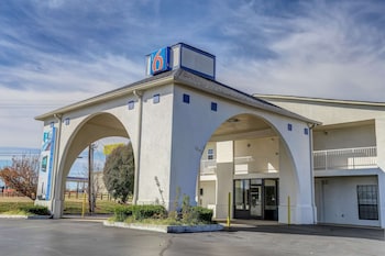 motel 6 dickson tn