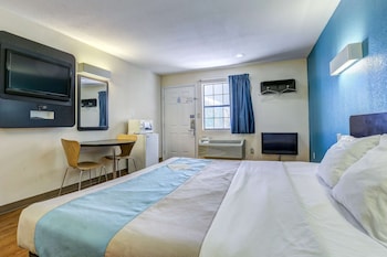 motel 6 dickson tn