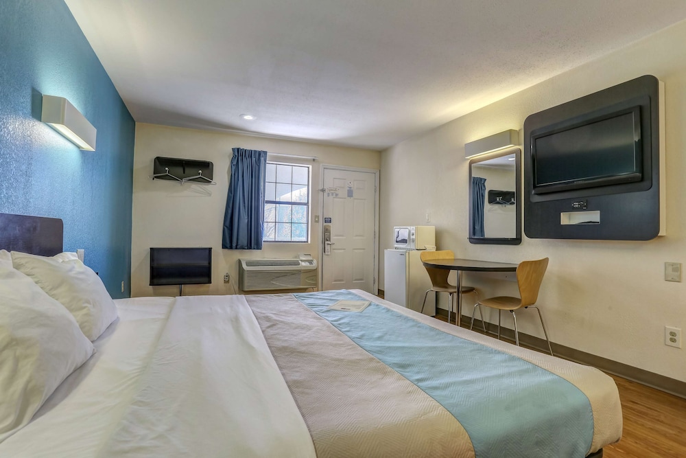 motel 6 dickson tn