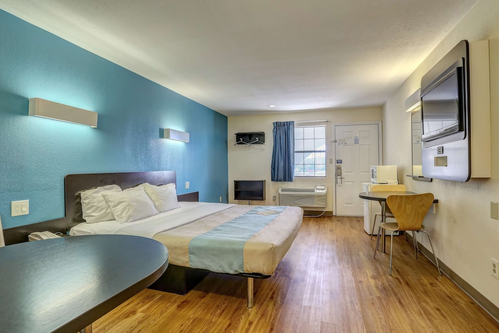 motel 6 dickson tn