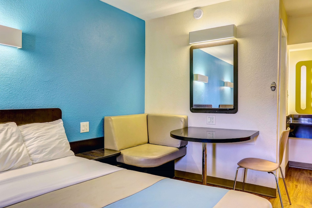 motel 6 dickson tn
