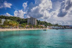 montego bay club apartments