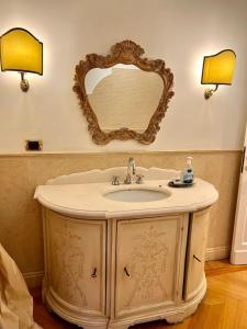 roman holidays boutique