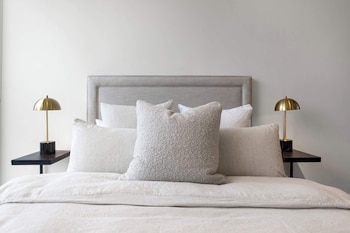 luxuria apartments collins house