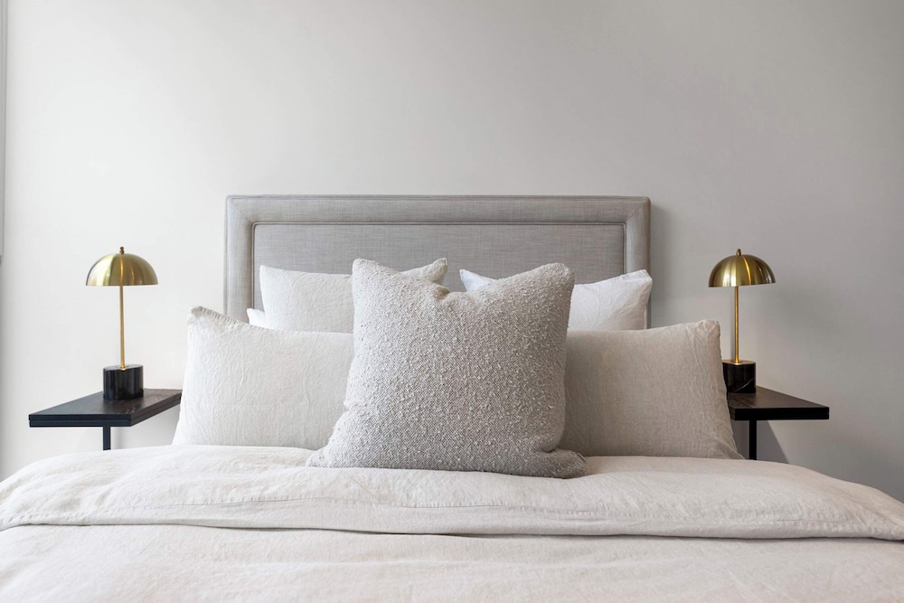 luxuria apartments collins house