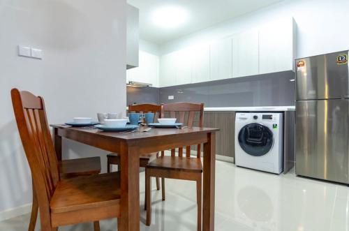 cozy and high floor suite in suasana jb 15 views