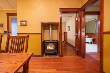 johnston canyon lodge and bungalows