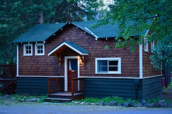 johnston canyon lodge and bungalows
