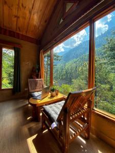 the whispering woods tirthan valley