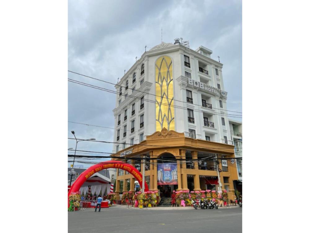 b o b hotel signature
