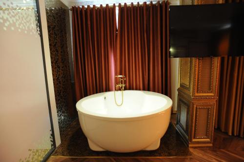 b o b hotel signature