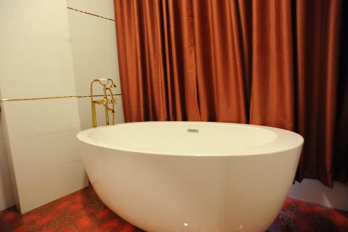 b o b hotel signature
