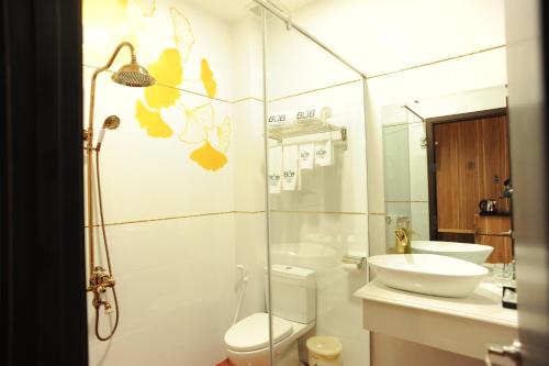 b o b hotel signature