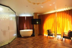 b o b hotel signature