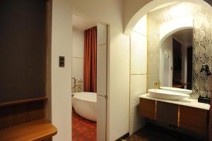 b o b hotel signature