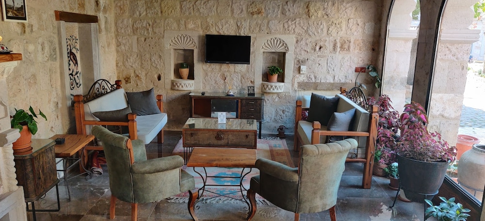 sarnich cave suites