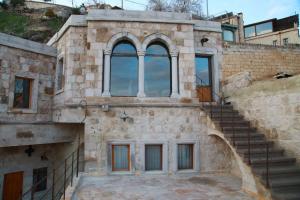 sarnich cave suites