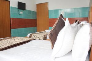 trimrooms katra railway station