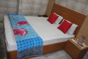 trimrooms katra railway station