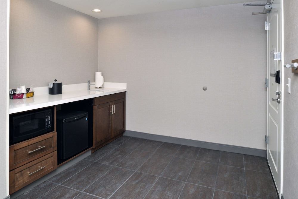 hampton inn and suites las vegas airport