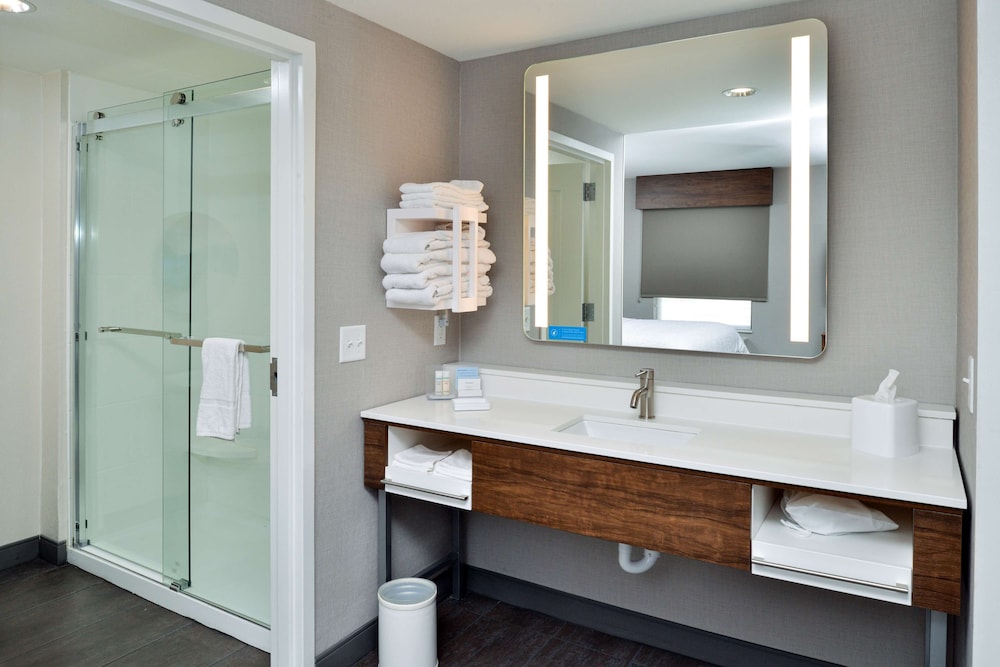 hampton inn and suites las vegas airport